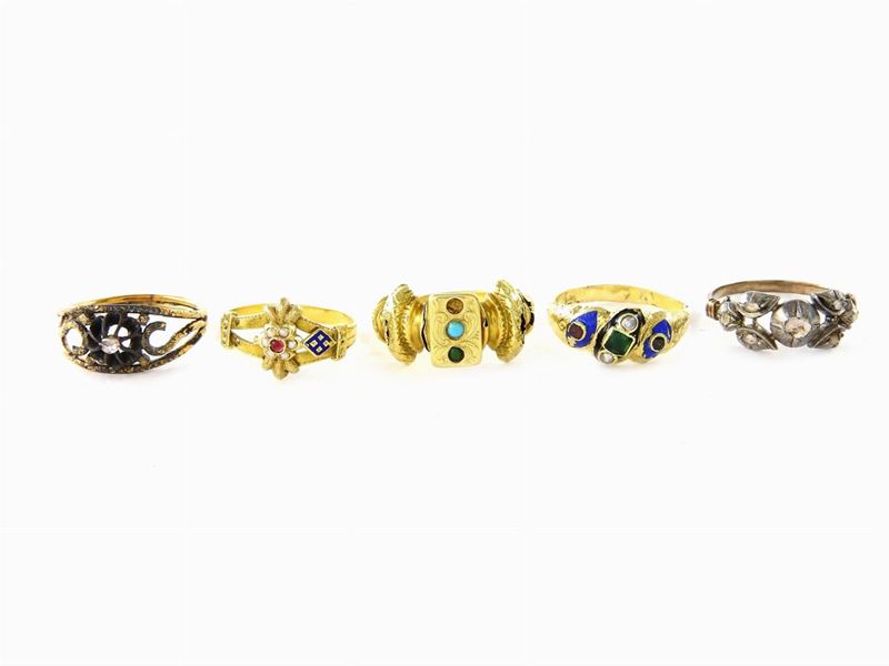 Cinque Anelli in Oro Giallo Varie Leghe, Argento, Smalti, Diamanti e Pietre Colorate