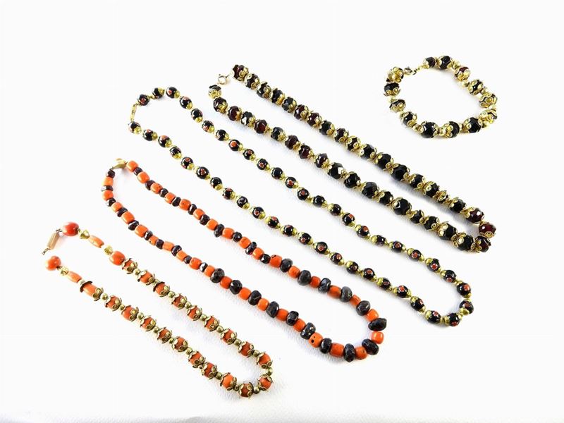 Quattro Collane e un Bracciale in Oro Varie Leghe, Metallo, Granati, Coralli e Paste Vitree