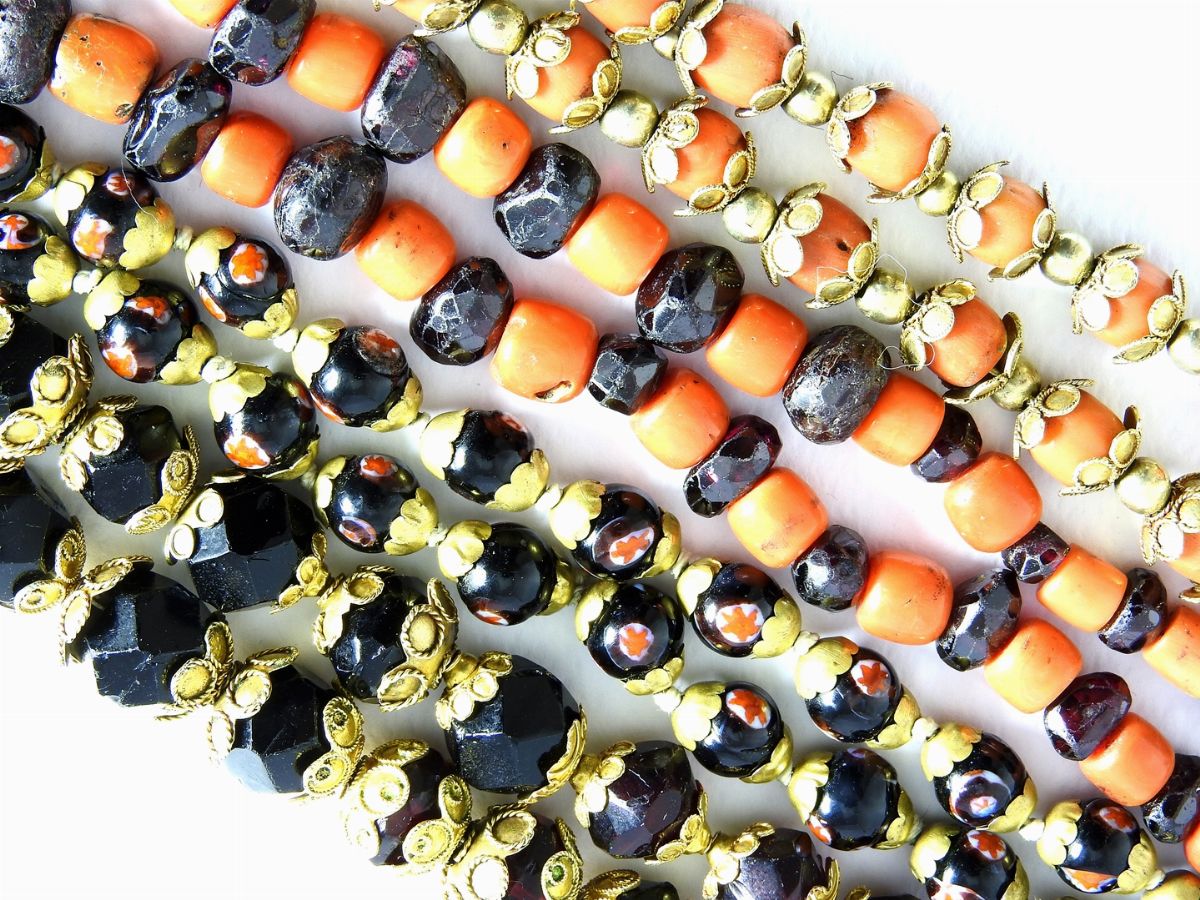 Quattro Collane e un Bracciale in Oro Varie Leghe, Metallo, Granati, Coralli e Paste Vitree