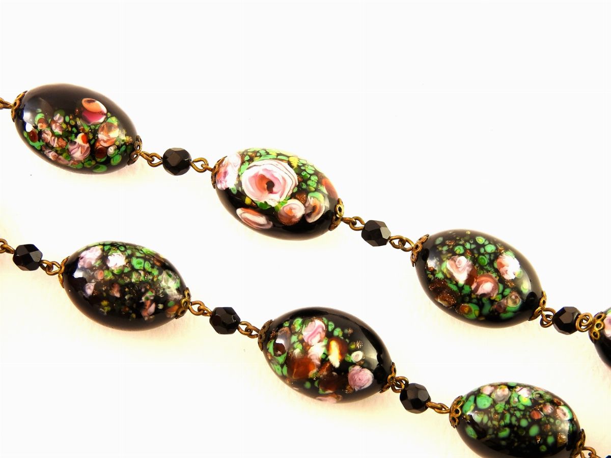 Parure Collana, Orecchini e Spilla in Metallo e Paste Vitree