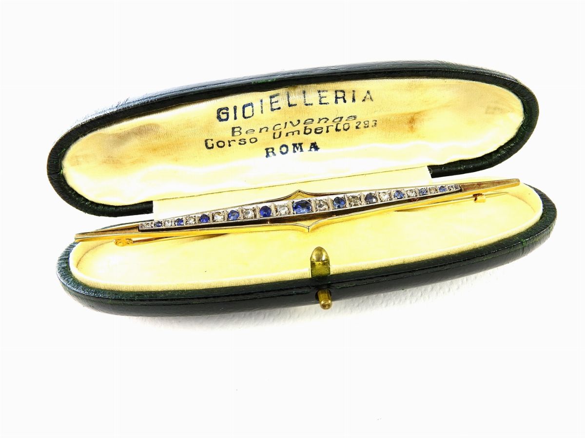 Spilla a Barretta in Oro Giallo, Argento, Diamanti e Zaffiri