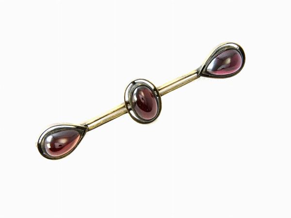 Yellow gold, silver and garnets brooch