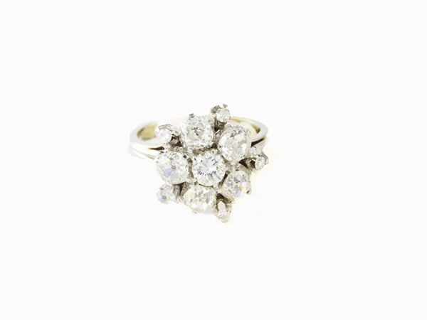 White gold and diamonds daisy ring