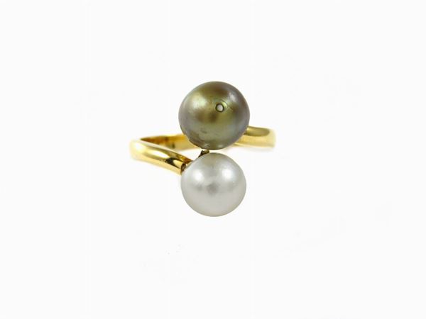 Yellow gold croisè ring with button-shaped natural pearls
