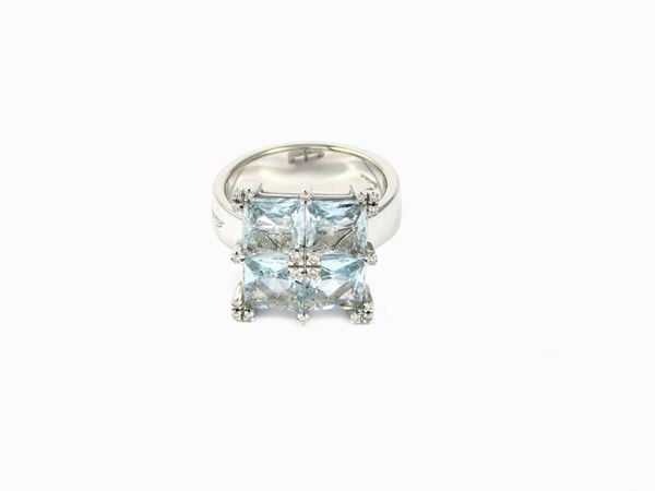 Parure anello e girocollo con pendente in oro bianco, diamanti e acquamarine