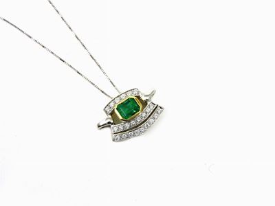 Catenina con Pendente in Oro Bianco, Diamanti e Smeraldo