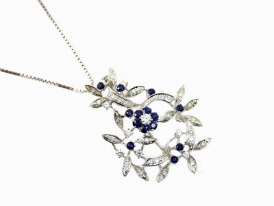 Catenina con Pendente in Oro Bianco, Diamanti e Zaffiri