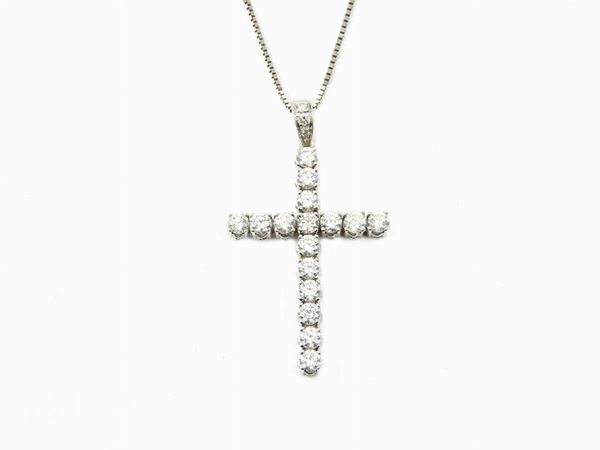 White gold small chain with pendant set with diamonds