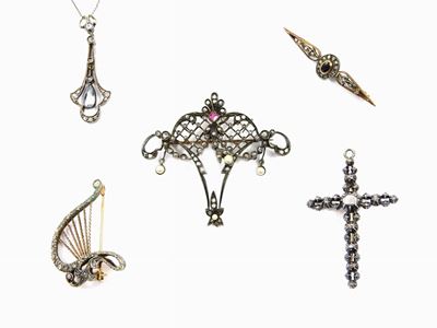 Quattro Spille e una Catenina con Pendente in Oro Giallo, Argento, Diamanti, Perle e Pietre Color...