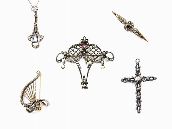 Four yellow gold, silver, diamonds, pearls and col. stones brooches and a small chain with pendant  - Auction Jewels and Watches - I - Maison Bibelot - Casa d'Aste Firenze - Milano