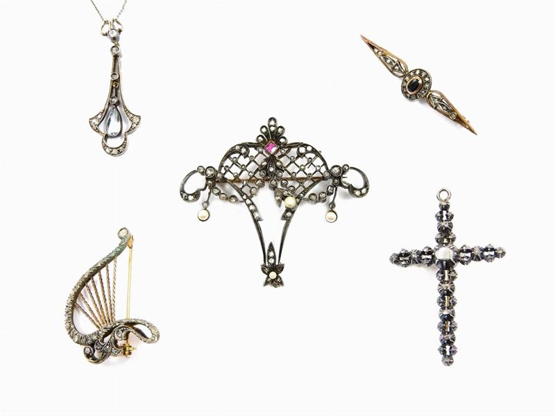 Quattro Spille e una Catenina con Pendente in Oro Giallo, Argento, Diamanti, Perle e Pietre Color...