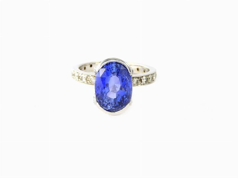 Anello in Oro Bianco con Diamanti e Zaffiro
