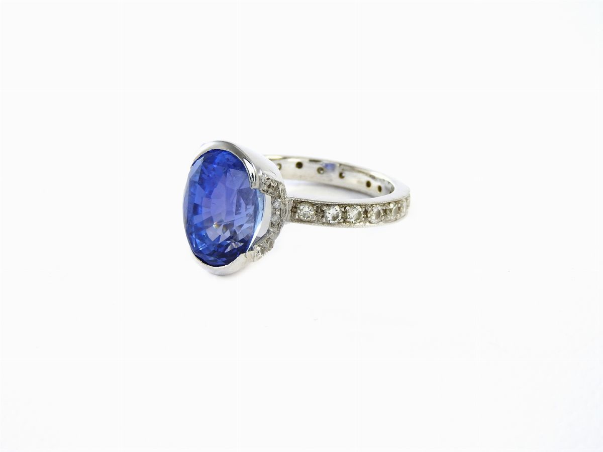 Anello in Oro Bianco con Diamanti e Zaffiro