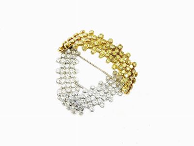 Spilla in Oro Giallo e Bianco con Diamanti Incolori e Giunchiglia