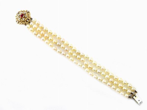 Bracciale a tre fili di perle Akoya con fermezza in oro giallo, diamanti e rubino
