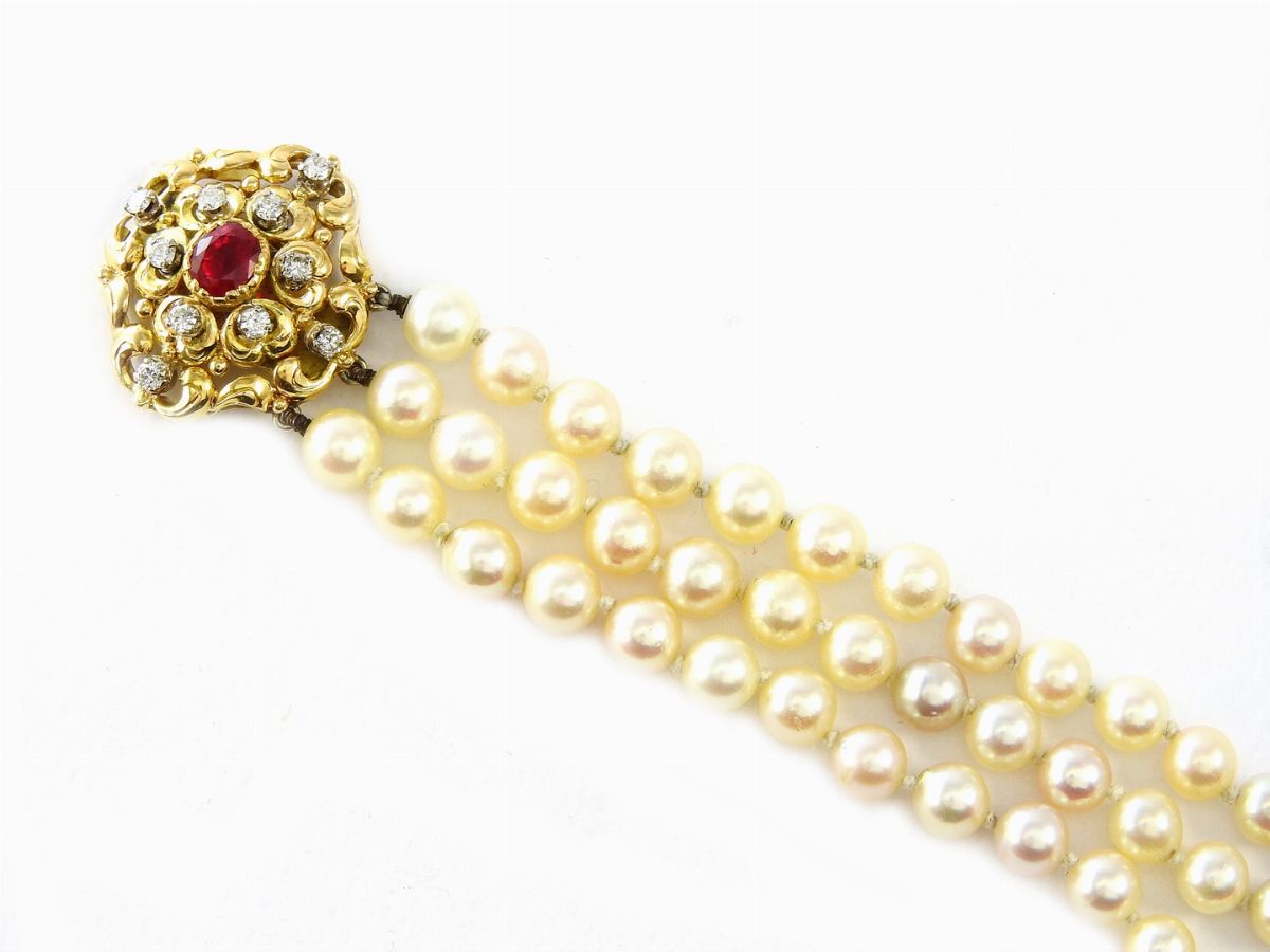 Bracciale a Tre Fili di Perle Akoya con Fermezza in Oro Giallo, Diamanti e Rubino