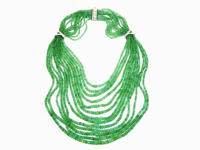 Collana a 13 Fili di Smeraldi Sfaccettati con Fermezza e Inserti in Oro Bianco e Diamanti