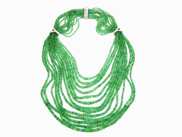 Collana a 13 fili di smeraldi sfaccettati con fermezza e inserti in oro bianco e diamanti