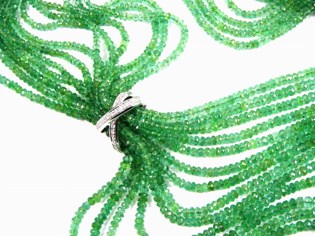 Collana a 13 Fili di Smeraldi Sfaccettati con Fermezza e Inserti in Oro Bianco e Diamanti