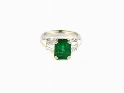 Anello in Oro Bianco con Diamanti e Smeraldo