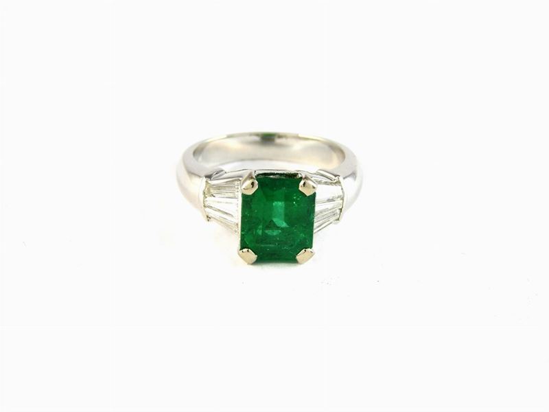 Anello in Oro Bianco con Diamanti e Smeraldo