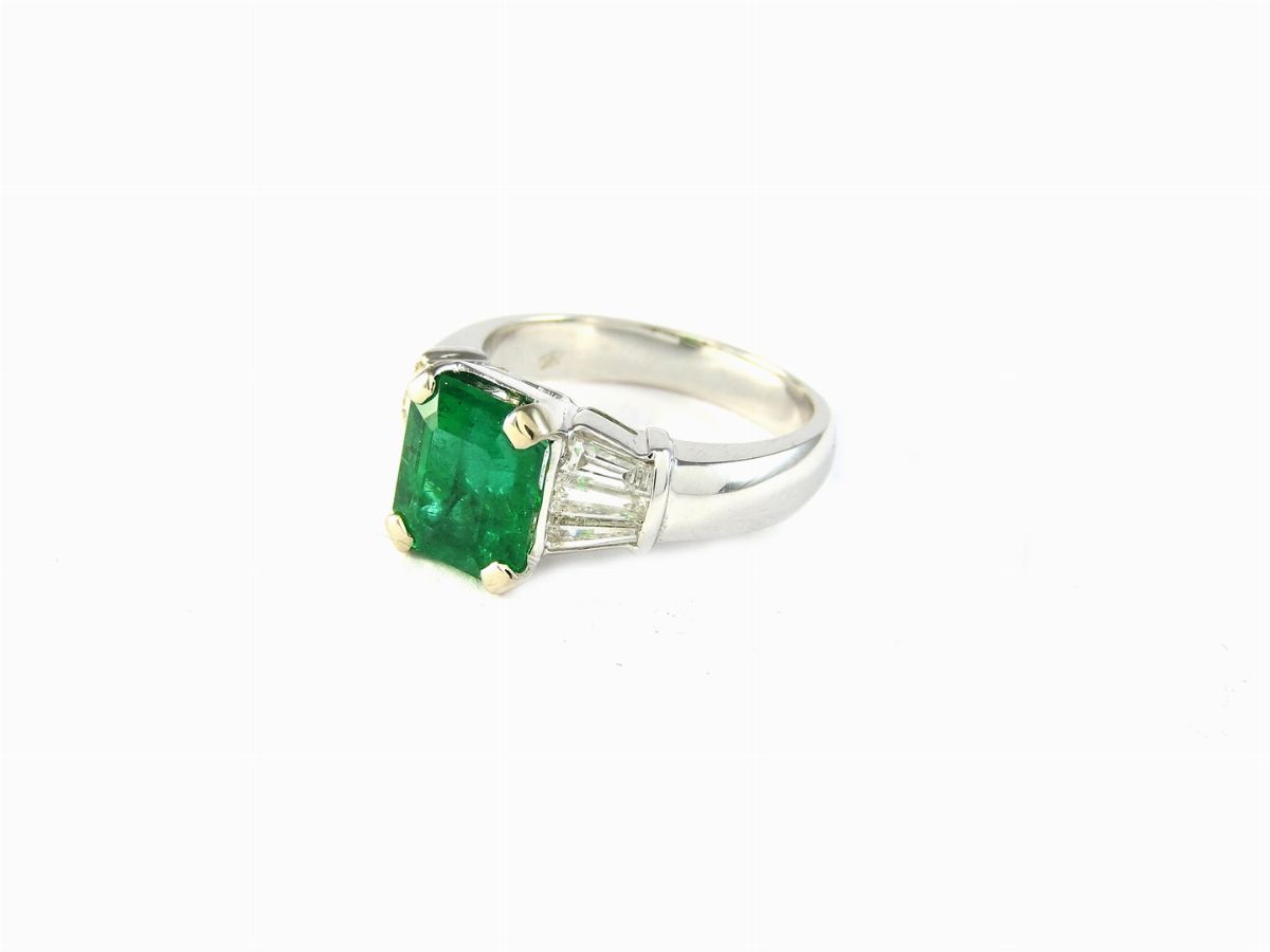 Anello in Oro Bianco con Diamanti e Smeraldo