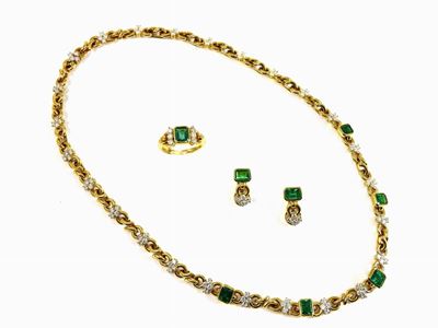 Parure Girocollo, Anello e Orecchini in Oro Giallo con Diamanti e Smeraldi