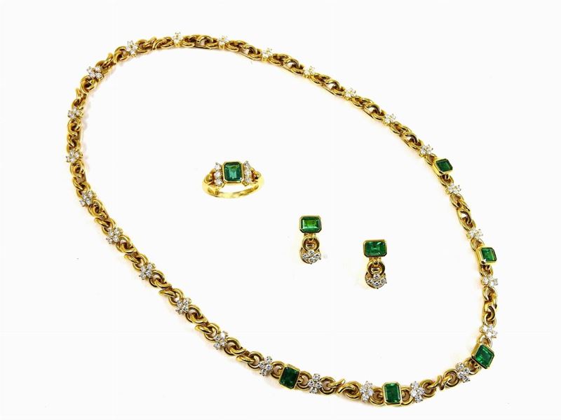 Parure Girocollo, Anello e Orecchini in Oro Giallo con Diamanti e Smeraldi