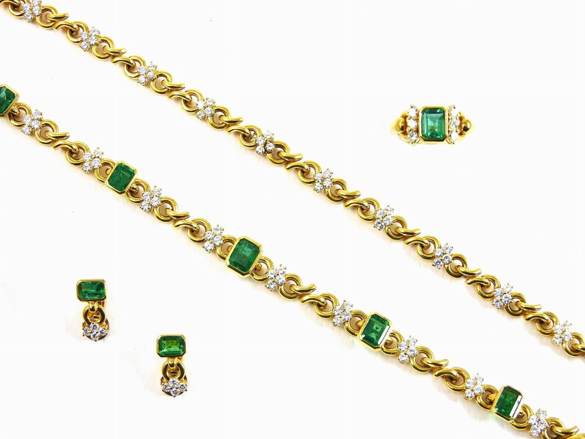 Parure Girocollo, Anello e Orecchini in Oro Giallo con Diamanti e Smeraldi
