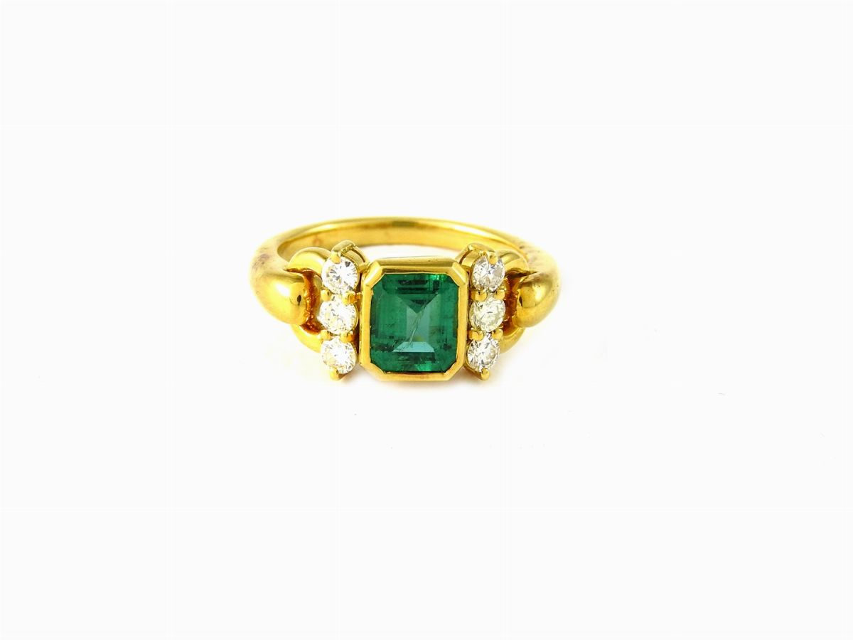 Parure Girocollo, Anello e Orecchini in Oro Giallo con Diamanti e Smeraldi