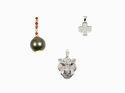 Tre Pendenti in Oro Bianco e Giallo, Diamanti, Rubini e Perla Nera Tahiti