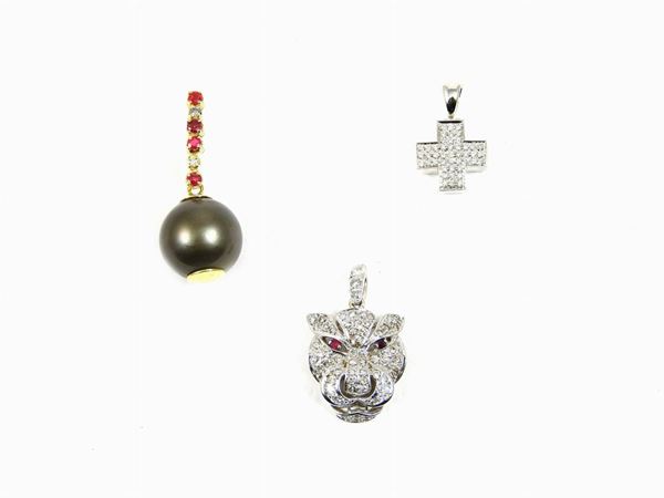 Tre pendenti in oro bianco e giallo, diamanti, rubini e perla nera Tahiti