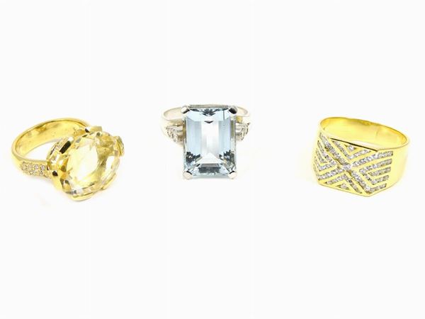 Tre anelli in oro giallo e bianco con diamanti, quarzo citrino e acquamarina