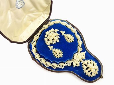 Parure Collana, Orecchini e Spilla in Microperle, Madreperla e Piccoli Sostegni in Oro Giallo