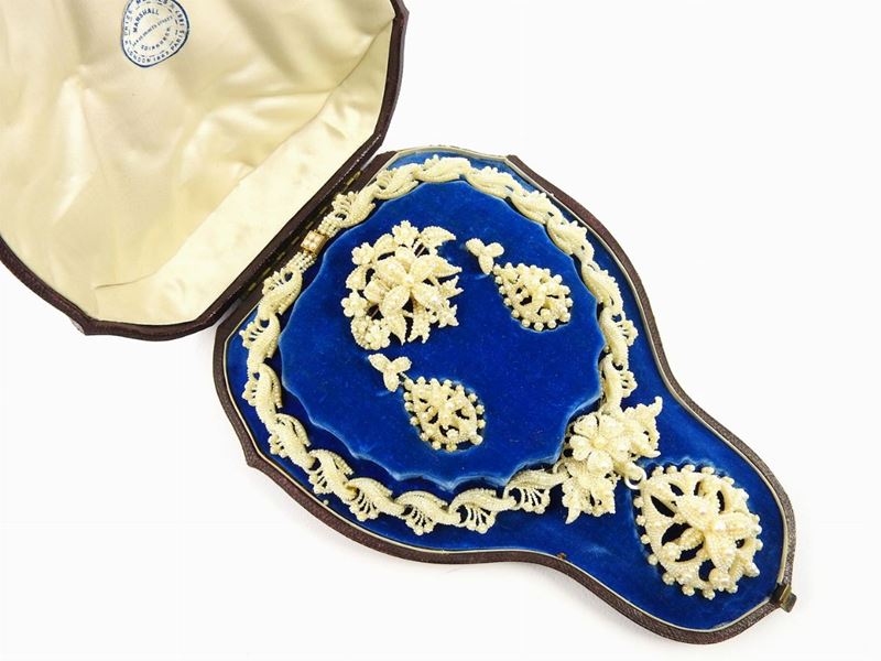 Parure Collana, Orecchini e Spilla in Microperle, Madreperla e Piccoli Sostegni in Oro Giallo