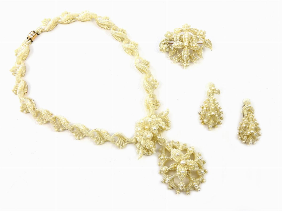 Parure Collana, Orecchini e Spilla in Microperle, Madreperla e Piccoli Sostegni in Oro Giallo