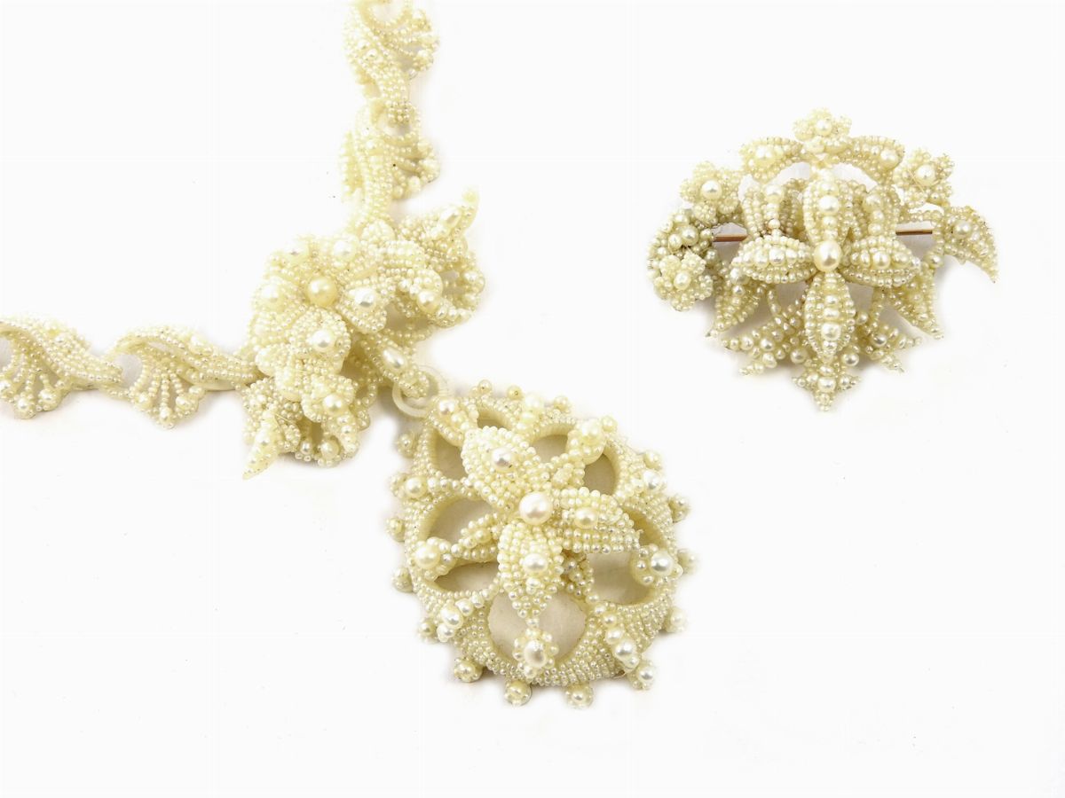 Parure Collana, Orecchini e Spilla in Microperle, Madreperla e Piccoli Sostegni in Oro Giallo