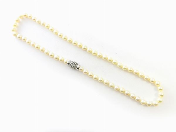 Akoya pearls necklace with white gold and diamonds clasp