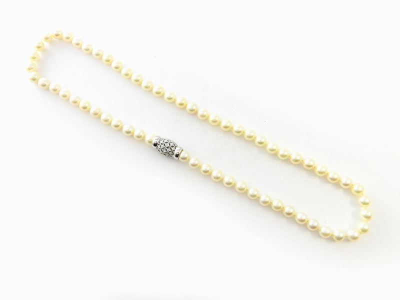 Collana di Perle Akoya con Fermezza in Oro Bianco e Diamanti