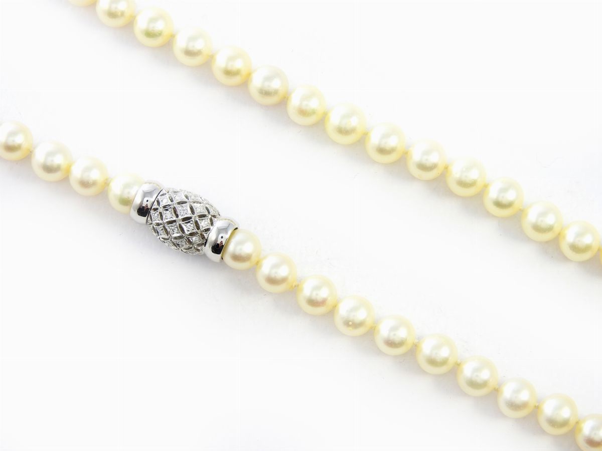 Collana di Perle Akoya con Fermezza in Oro Bianco e Diamanti