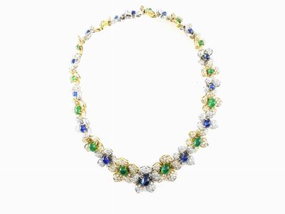 Parure Collana, Bracciale e Orecchini in Oro Giallo e Bianco, Diamanti, Zaffiri e Smeraldi