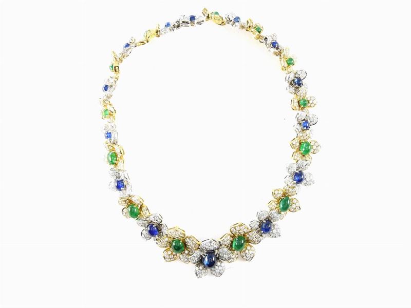 Parure Collana, Bracciale e Orecchini in Oro Giallo e Bianco, Diamanti, Zaffiri e Smeraldi