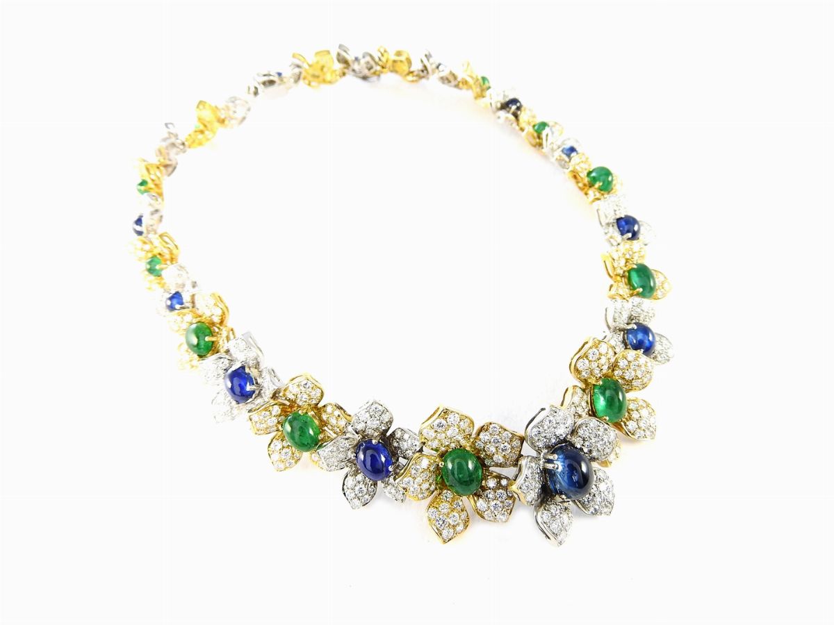 Parure Collana, Bracciale e Orecchini in Oro Giallo e Bianco, Diamanti, Zaffiri e Smeraldi