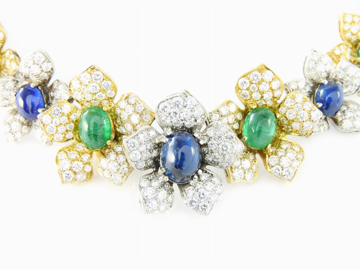 Parure Collana, Bracciale e Orecchini in Oro Giallo e Bianco, Diamanti, Zaffiri e Smeraldi