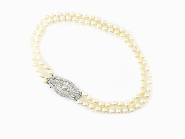 Collana girocollo a due fili di perle coltivate Akoya con fermezza in platino, diamanti e perla