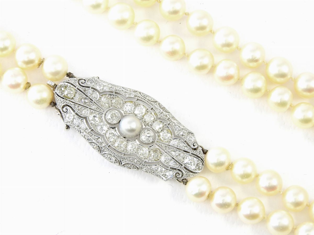 Collana Girocollo a Due Fili di Perle Coltivate Akoya con Fermezza in Platino, Diamanti e Perla