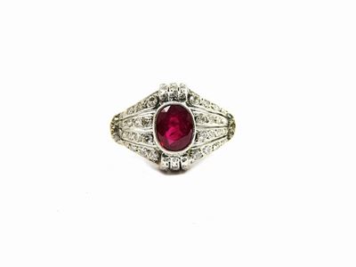 Anello in Platino con Diamanti e Rubino