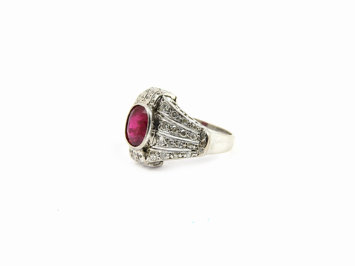 Anello in Platino con Diamanti e Rubino