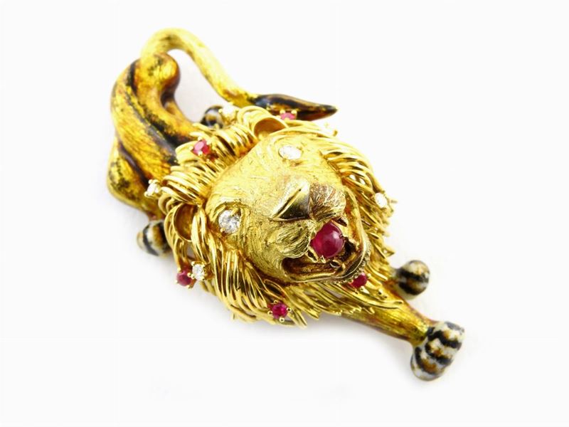 Spilla Animalier in Oro Giallo, Smalti Policromi, Diamanti e Rubini