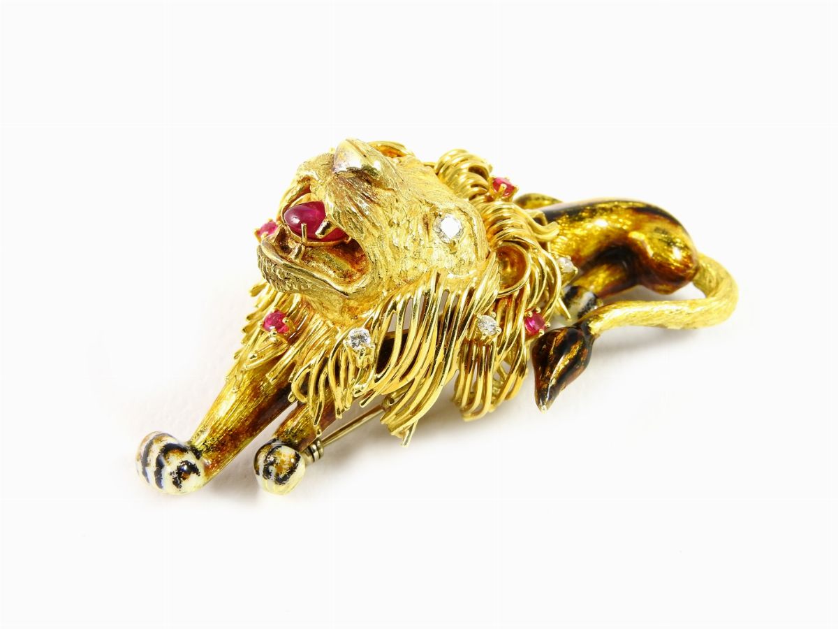 Spilla Animalier in Oro Giallo, Smalti Policromi, Diamanti e Rubini